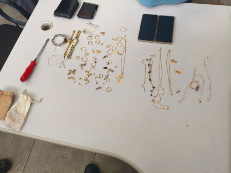 Dupla é presa por furto de joias em residências