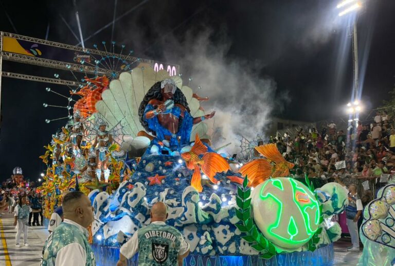 X-9 é a terceira agremiação  a desfilar pelo Grupo Especial no Desfile das Escolas de Samba de Santos 2026