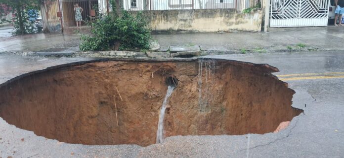 Mais de 150 pessoas ficam desalojadas após abertura de nova cratera na Zona Sul de São José