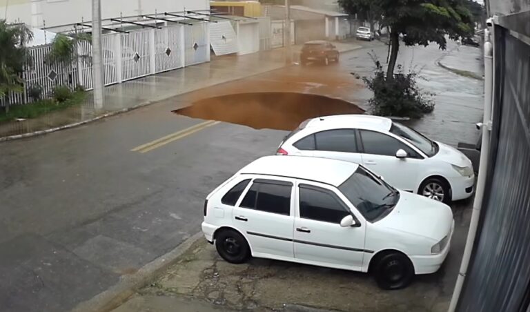 Câmera de segurança flagra momento em que nova cratera se abre em São José; VEJA
