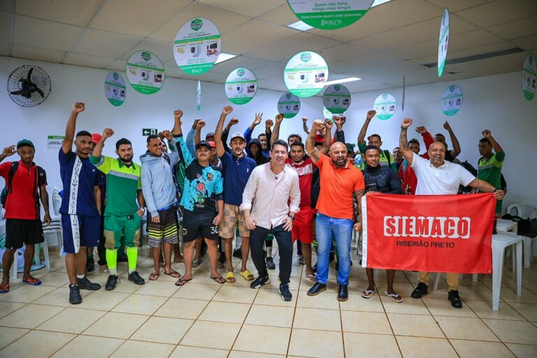 Prefeito apresenta proposta de 13% de aumento salarial aos coletores de lixo