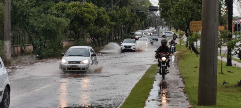 Motociclistas invadem ciclovia para evitar alagamento em avenida de Ribeirão Preto