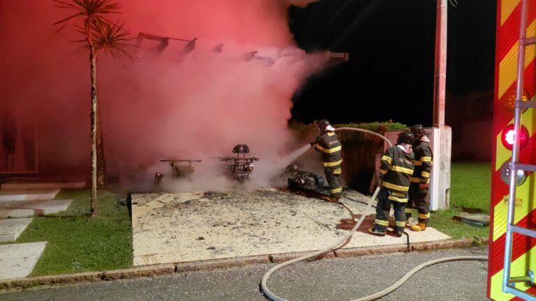 Resposta : A Prefeitura de São José dos Campos informa a quedas de duas árvores na madrugada desta terça-feira (10). Equipes já estão no local fazendo a retirada e desobstruindo as vias.