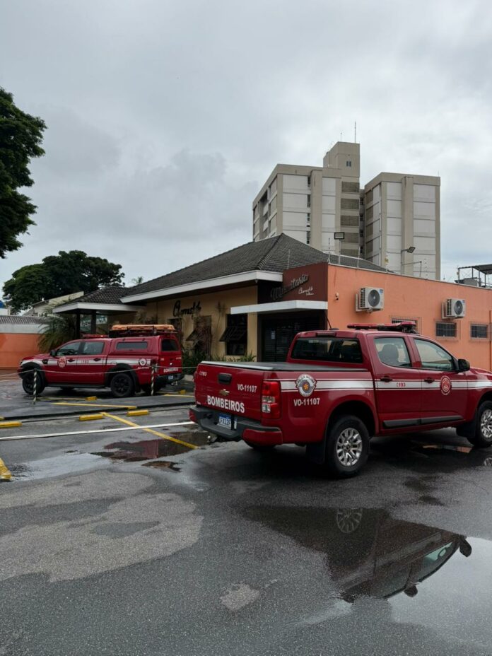 Restaurante pega fogo e mobiliza bombeiros em São José