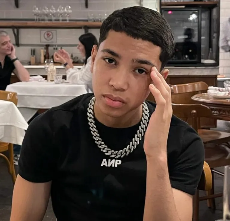 Bombeiros fazem buscas por adolescente de 15 anos que desaparece após se afogar em praia de São Sebastião