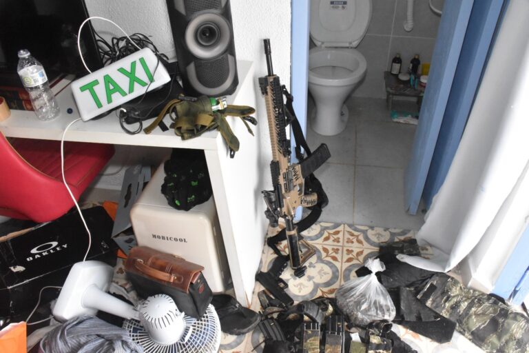 Líder de facção criminosa morre em confronto com a polícia dentro de mansão em Atibaia