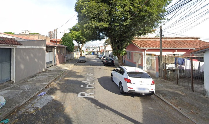 Homem esfaqueia esposa na frente da filha e foge em São José