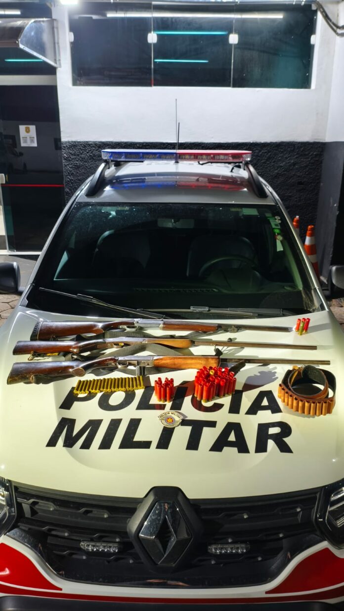 Homem é preso com armas e por manter a companheira em Caraguatatuba