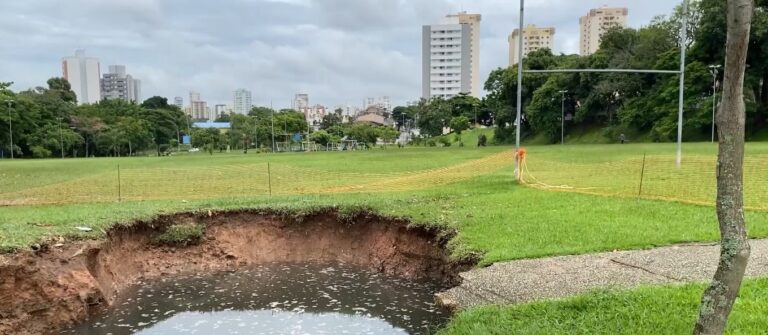 Cratera na Praça João do Pulo preocupa moradores