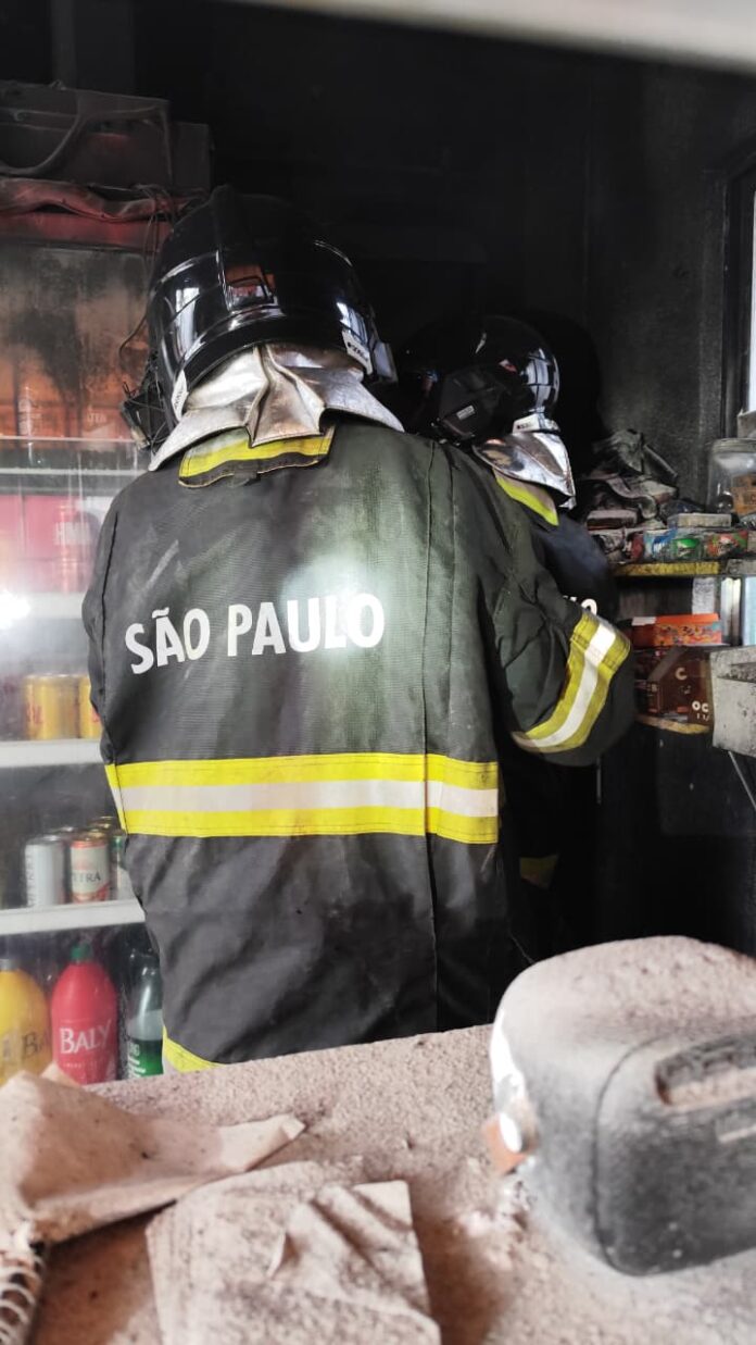 Incêndio atinge adega em Caraguatatuba Incêndio atinge adega em Caraguatatuba