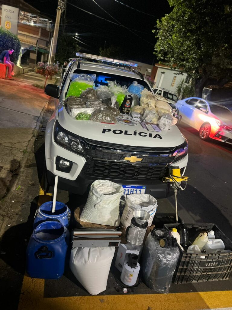 Mãe chefiava esquema: adolescente grávida de 14 anos é flagrada em casa bomba do tráfico