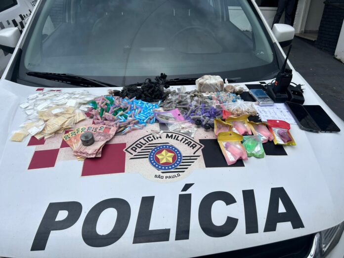 PM prende dupla com grande quantidade de drogas em Guaratinguetá PM prende dupla com grande quantidade de drogas em Guaratinguetá