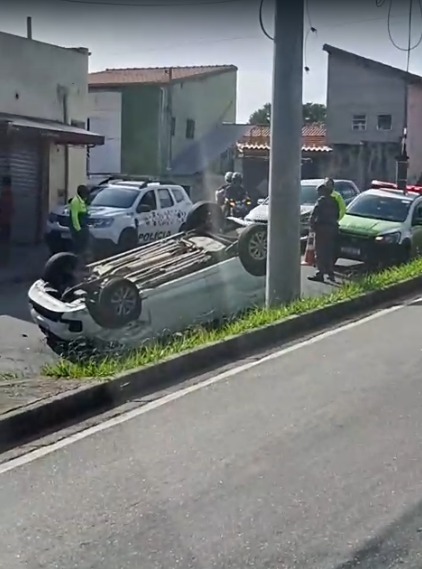 Carro capota após colidir com veículo estacionado em Jacareí Carro capota após colidir com veículo estacionado em Jacareí