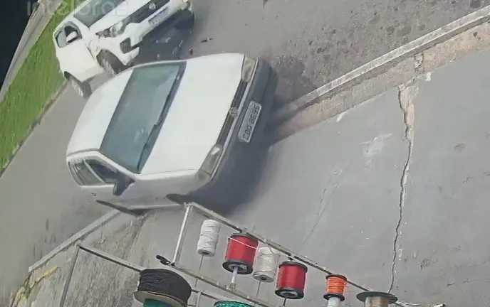 Câmera de segurança mostra acidente que terminou com carro capotado em Jacareí; VEJA