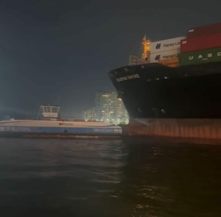 Navio bate em duas balsas no Porto de Santos e tripulação salta no mar; VÍDEO