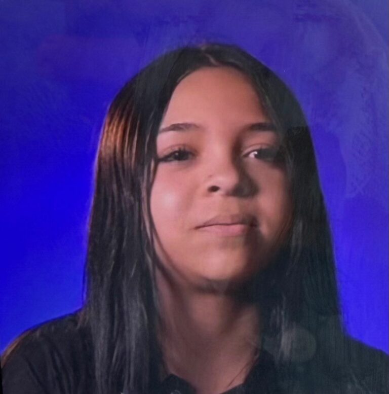 Adolescente morre e três ficam feridas após carro bater em poste