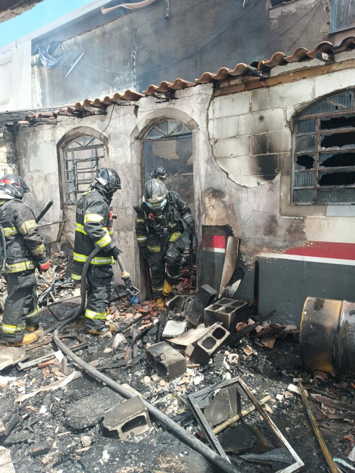 Incêndio atinge sala comercial em São José
