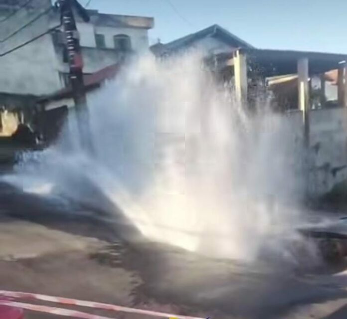 Vazamento de água abre novo buraco em São José; veja VÍDEO