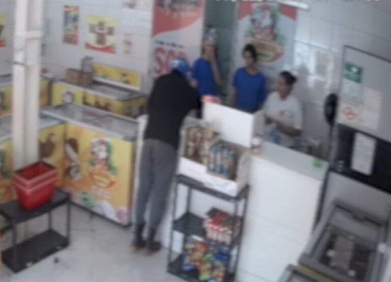 VÍDEO: Homem armado rende funcionários e rouba R$ 500 de sorveteria em Jacareí