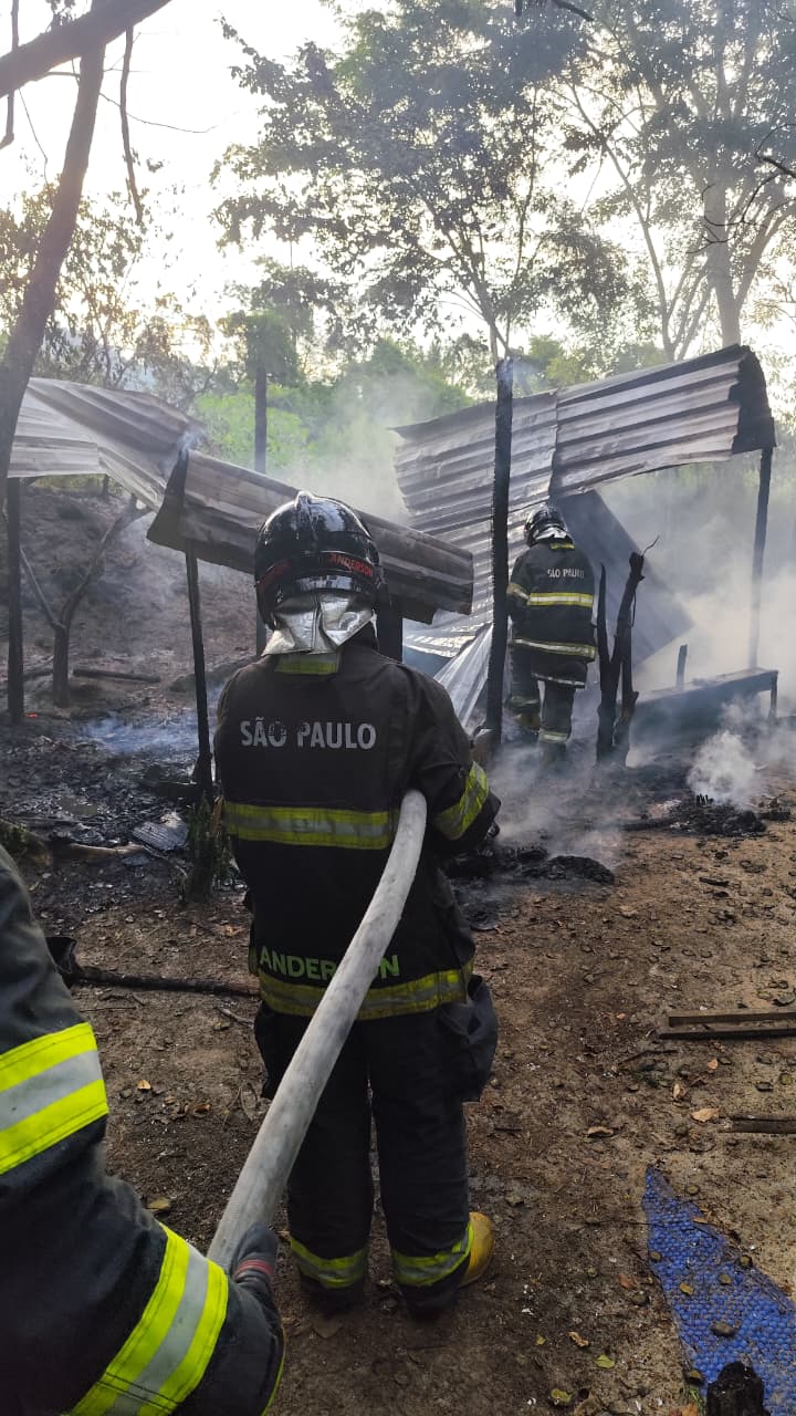 Incêndio atinge casa de madeira em Caraguatatuba