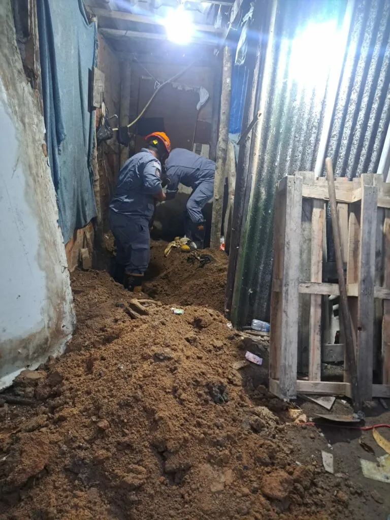 Corpo de uma mulher é encontrado enterrado dentro de barraco em Caraguatatuba