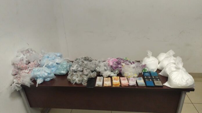 Casal jantava em lanchonete enquanto guardava mais de 18 kg de drogas em casa