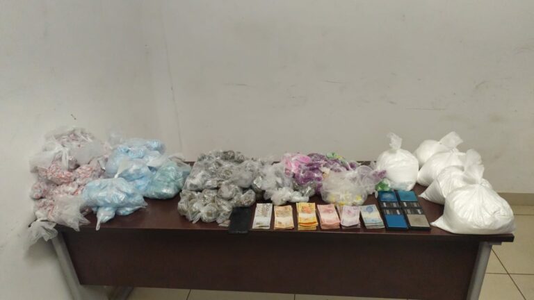 Casal jantava em lanchonete enquanto guardava mais de 18 kg de drogas em casa