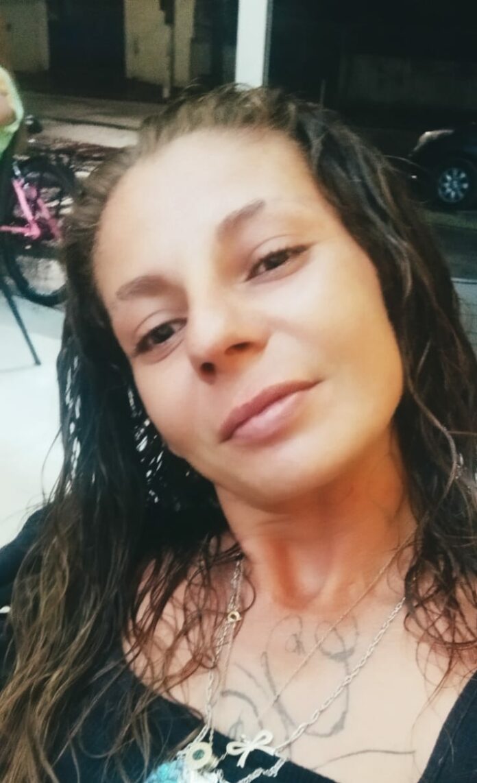 Suspeito de matar mulher e enterrar corpo em barraco é preso após perseguição de moradores em Caraguatatuba