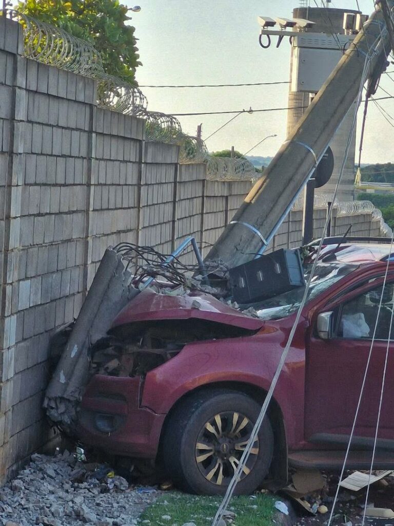 Caminhonete colide com poste na Avenida Belvedere