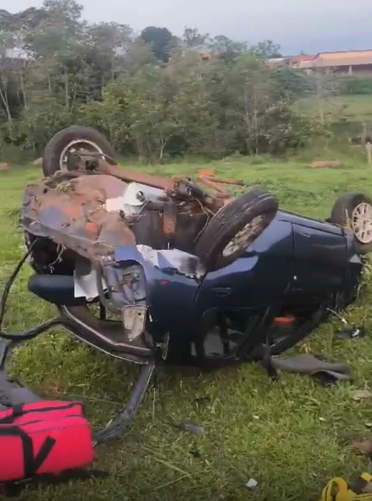 Capotamento na Euclides da Cunha deixa quatro feridos e mobiliza equipes de resgate