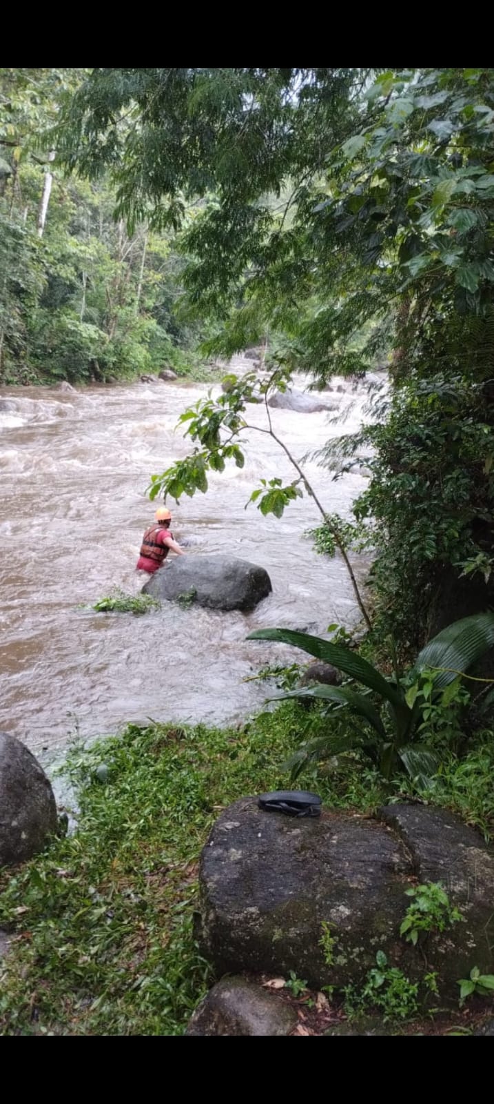 Jovens ficam ilhados em cachoeira no Sertão da Quina e são resgatados pelos Bombeiros em Ubatuba