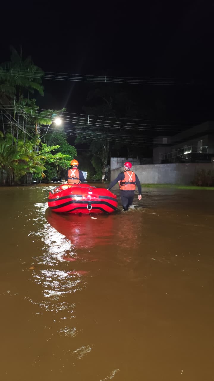 Chuvas intensas provocam alagamentos e interdições em cidades do Litoral Norte