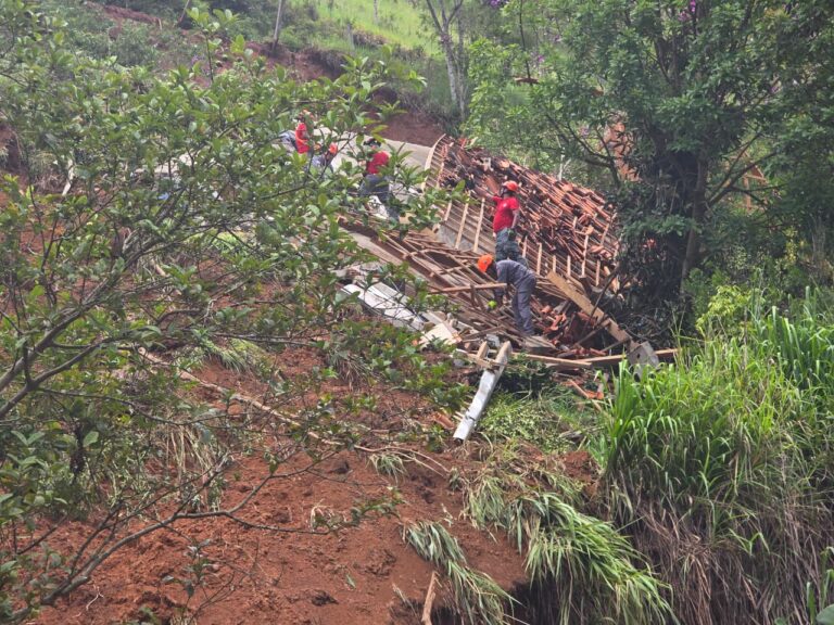Deslizamento de terra em Natividade da Serra atinge casa e morador segue desaparecido