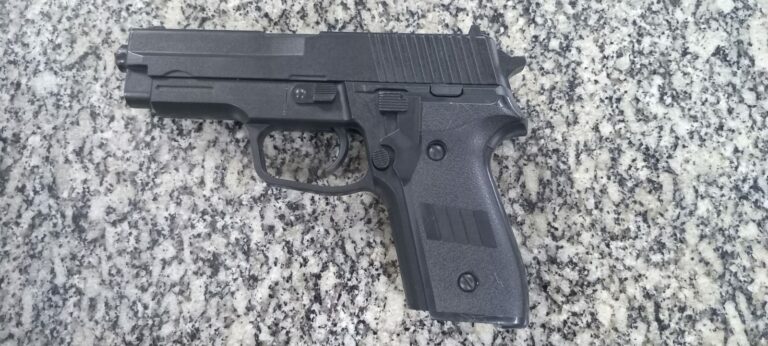 Homem é detido após ameaçar pessoas com arma falsa em Taubaté