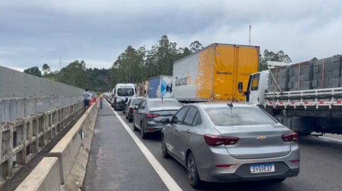 Rodovias seguem interditadas no Litoral Norte devido às chuvas Rodovias seguem interditadas no Litoral Norte devido às chuvas
