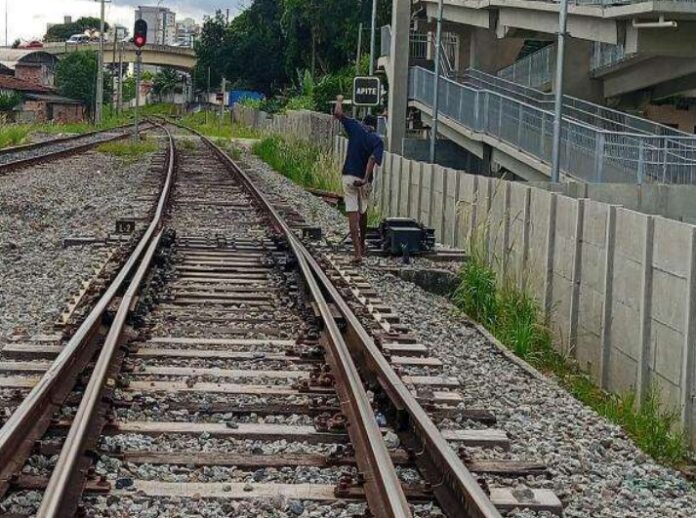 Homem é preso após furtar cabos e parafusos de trilhos de trem em Taubaté