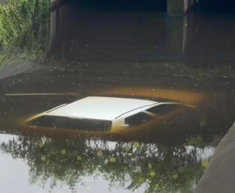 Carro fica submerso após motorista perder o controle e cair com o veículo em um canal; VÍDEO