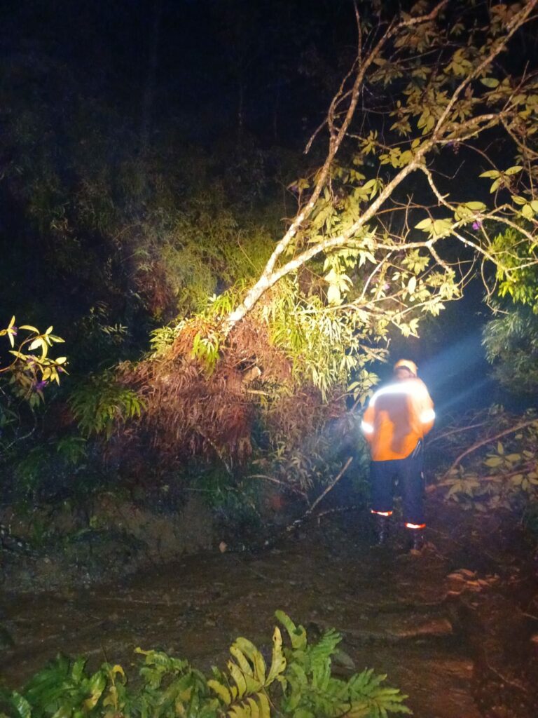 Chuva forte causa queda de barreiras e alagamentos em Guaratinguetá