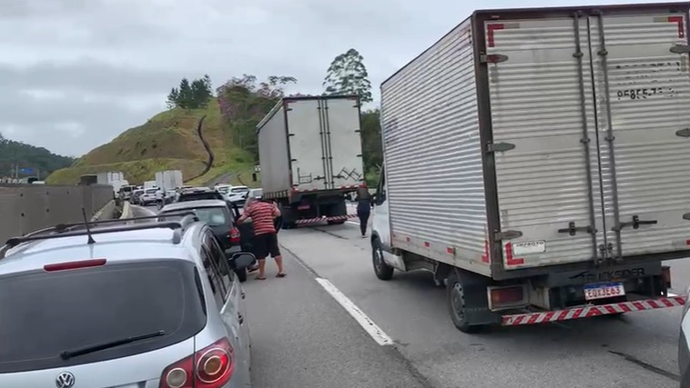 Serra antiga da Tamoios segue interditada nesta terça (24) após deslizamentos