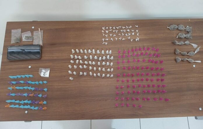 Homem é preso por tráfico de drogas em Cachoeira Paulista Homem é preso por tráfico de drogas em Cachoeira Paulista