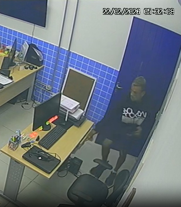 VÍDEO: Escola é invadida e tem notebooks e celular furtados em São José VÍDEO: Escola é invadida e tem notebooks e celular furtados em São José