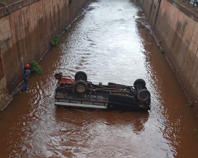 Caminhonete despenca em córrego de Sertãozinho após motorista perder o controle