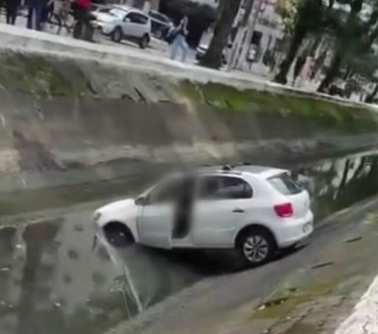 Motorista perde o controle ao manobrar o carro e veículo cai em canal de Santos