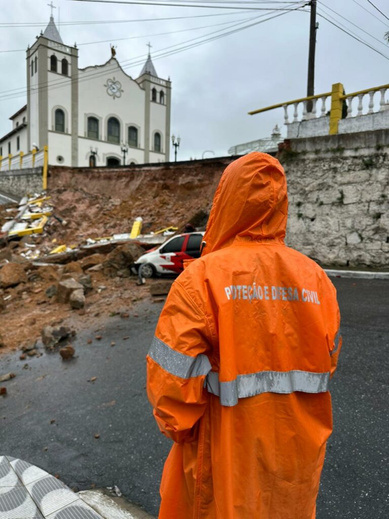 Chuvas causam deslizamentos, quedas de barreiras e interdições em cidades da região