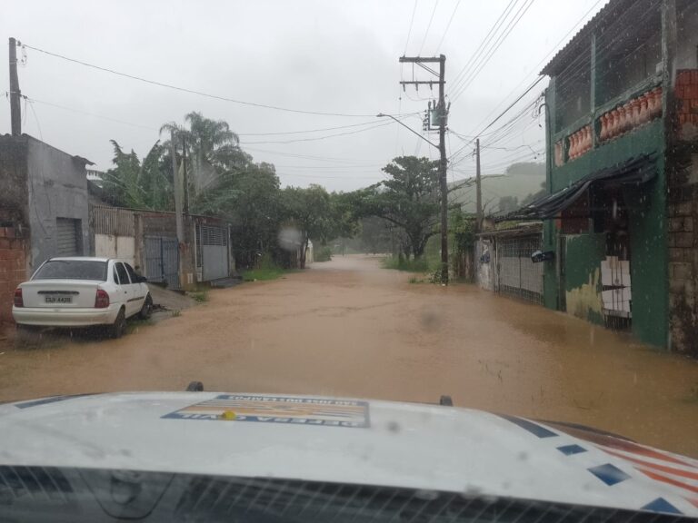 Chuvas causam transbordamento do Rio Buquira e inundação em São José