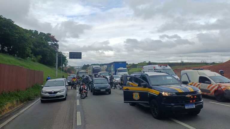 Carga superdimensionada interdita Dutra e provoca lentidão em São José