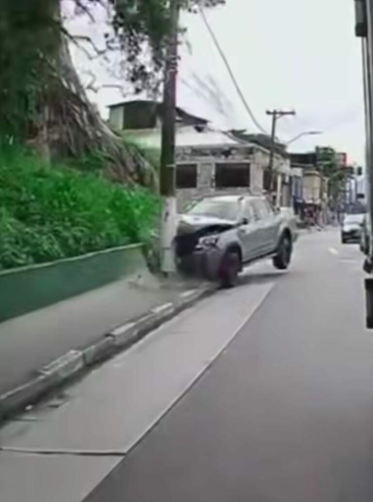 Carro perde o controle e colide com poste em Santos