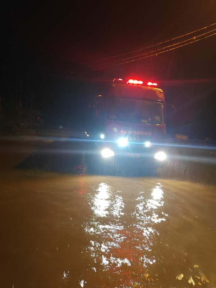 Sete pessoas são resgatadas após carro ficar preso em área alagada na Praia da Fazenda, em Ubatuba Sete pessoas são resgatadas após carro ficar preso em área alagada na Praia da Fazenda, em Ubatuba