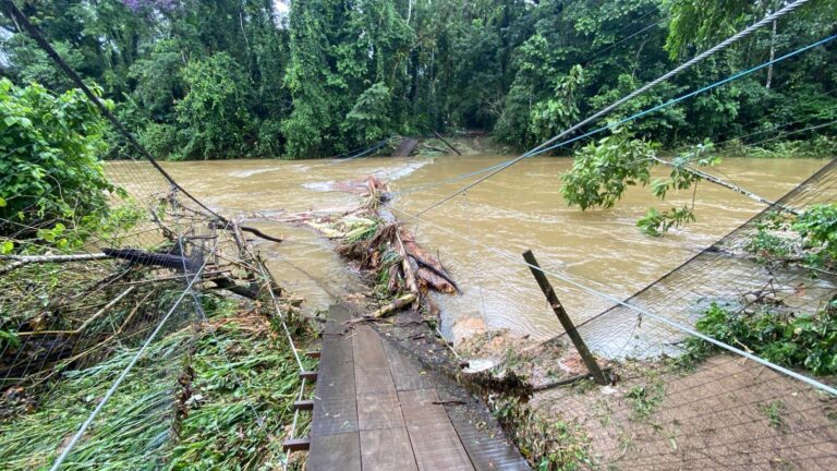 Temporal em Ubatuba destrói ponte e suspende aulas após acumulado recorde de chuva