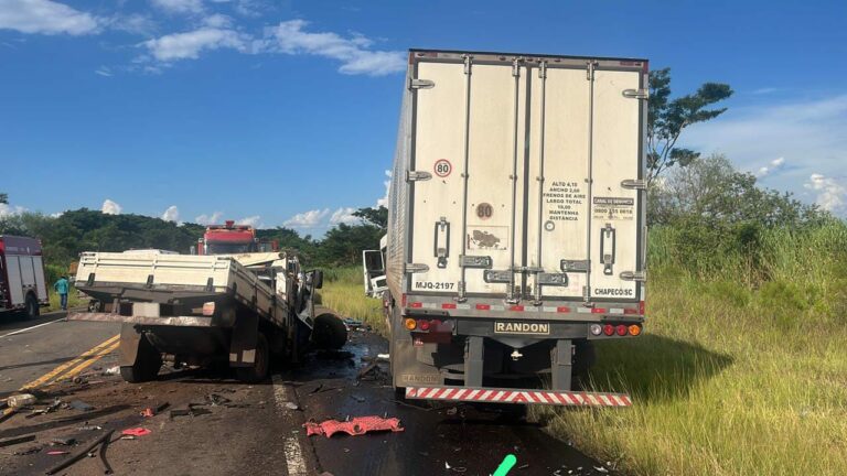 Colisão entre caminhões deixa um morto e um ferido na SP-425